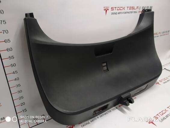 1009231-S0-A Kofferraumdeckelkarte für Tesla Model S. Eines der Elemente auf der Rückseite