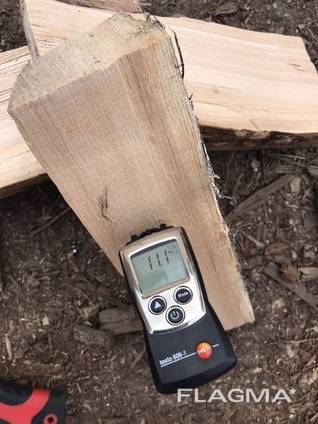 Brennholz durch atmosphärische und Kammertrocknung gehackt.